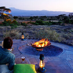Kenia-Amboseli National Park-Elewana Tortilis Camp-kampvuur