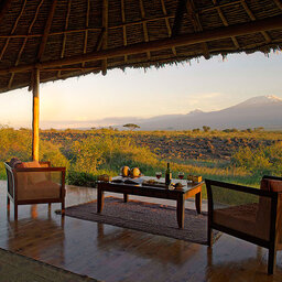 Kenia-Amboseli National Park-Elewana Tortilis Camp-lounge area