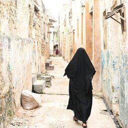 Kenia-Lamu-vrouw straatbeeld