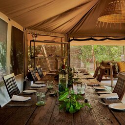 Kenia-Masai Mara-Emboo River Camp-lounge gedekte tafel-min