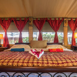 Kenia-Nairobia-Anga Afrika Luxury Tented Camp-slaapkamer tent