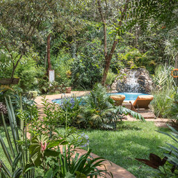 Kenia-Nairobia-Anga Afrika Luxury Tented Camp-tuinen en zwembad