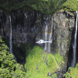 La-Reunion-westkust-excursie-helikopter-CREDIT-IRT-serge-gelabert