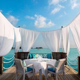 Malediven-Anantara-Dhigu-romantisch-diner-op-pier