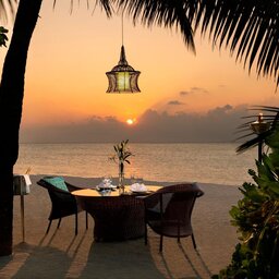 Malediven-Anantara-Dhigu-romantisch-diner-op-strand