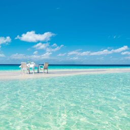 Malediven-Anantara-Dhigu-romantisch-diner-op-zandbank