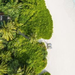 Malediven-Anantara-Kihavah-Villas-bovenaanzicht-strand