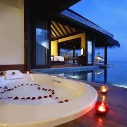 Malediven-Anantara-Kihavah-Villas-bubbelbad-romantiek