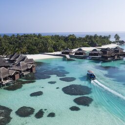 Malediven-Anantara-Veli-boot-in-lagune