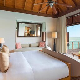 Malediven-Anantara-Veli-over-water-bungalow-2