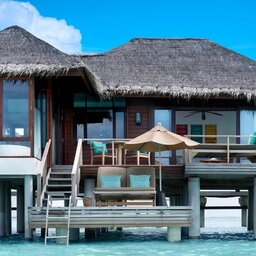 Malediven-Anantara-Veli-over-water-bungalow-buitenkant