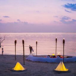 Malediven-Anantara-Veli-romantische-setting-op-het-strand