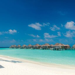 Malediven-Constance-Halaveli-strand-ligbedden