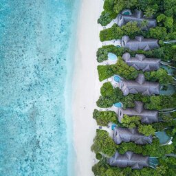 Malediven-Kunfunadhoo-eiland-Soneva-Fushi-Hotel-Family-Villa-Suite-with-Pool-Aerial-by-George-Rishaan