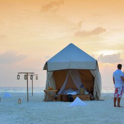 Malediven-Kunfunadhoo-eiland-Soneva-Fushi-Hotel-koppel-op-het-strand