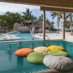 Malediven-Kunfunadhoo-eiland-Soneva-Fushi-Hotel-zwembad-hangmat_by_Sandro-Bruecklmeier