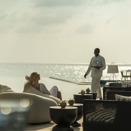 Malediven-Landaa-Giraavaru-Hotel-Four-Seasons-Resort-Blu-Beach-Club-2