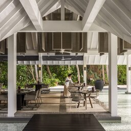 Malediven-Landaa-Giraavaru-Hotel-Four-Seasons-Resort-Café-Landaa