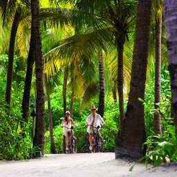 Malediven-Landaa-Giraavaru-Hotel-Four-Seasons-Resort-fietsen