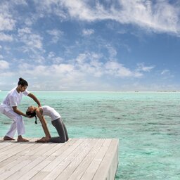 Malediven-Landaa-Giraavaru-Hotel-Four-Seasons-Resort-yoga