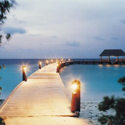 Malediven-Maafushi-Como-Cocoa-Island-Hotel-verlicht-ponton-hutjeµ