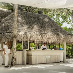 Malediven-North-Malé-Atoll-One-and-Only-Hotel-bar-op-het-strand