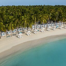 Malediven-North-Malé-Atoll-One-and-Only-Hotel-cabanas-en-ligbedden-op-het-strand