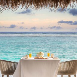 Malediven-North-Malé-Atoll-One-and-Only-Hotel-ontbijttafel-met-uitzicht-oceaan