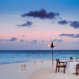 Malediven-North-Malé-Atoll-One-and-Only-Hotel-romantisch-diner-op-het-strand