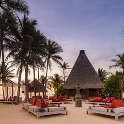 Malediven-North-Malé-Atoll-One-and-Only-Hotel-shisha-bar-op-het-strand