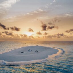 Malediven-North-Malé-Atoll-One-and-Only-Hotel-zandbank-avond