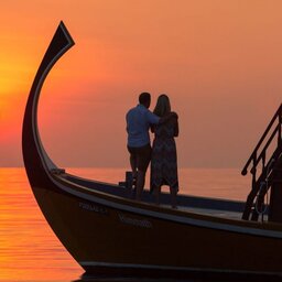 Malediven-South-Ari-Atoll-Lily-Beach-romantic-sunset-cruise