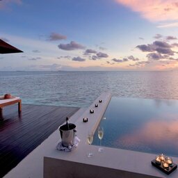 Malediven-South-Ari-Atoll-Lily-Beach-sunset-water-suite-2