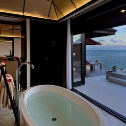 Malediven-South-Ari-Atoll-Lily-Beach-sunset-water-suite-bad
