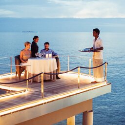 Malediven-Velaa-Private-Island-Aragu-restaurant-Cru-lounge-romantisch-diner-koppel