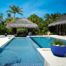 Malediven-Velaa-Private-Island-beach-pool-house-zwembad