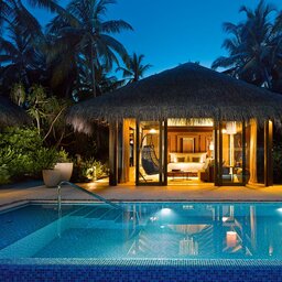 Malediven-Velaa-Private-Island-beach-pool-villa-zwembad