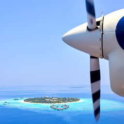 Malediven-Velaa-Private-Island-eiland-met-vliegtuig