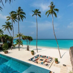Malediven-Velaa-Private-Island-Nika-Residence-by-Patricia-Urquiola-zwembad