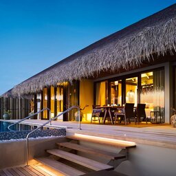 Malediven-Velaa-Private-Island-sunset-deluxe-water-pool-villa-zwembad