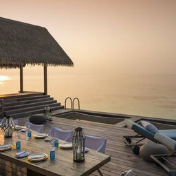 Malediven-Voavah-eiland-Four-Seasons-Baa-Atoll-2BR-water-villa-zonnedek
