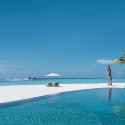 Malediven-Voavah-eiland-Four-Seasons-Baa-Atoll-overloopzwembad-strand