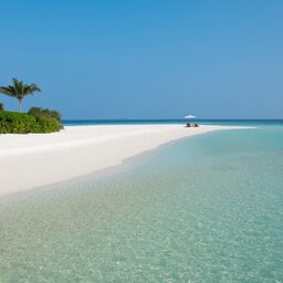 Malediven-Voavah-eiland-Four-Seasons-Baa-Atoll-strand-ober