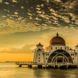 Maleisie-Malakka-hoogtepunt-moskee bij avondlicht