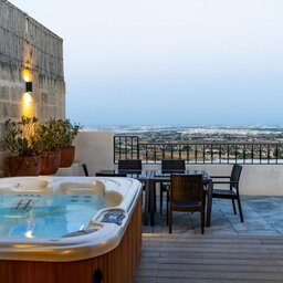 Malta-Hotel-Mdina-The Xara Palace-jacuzzi