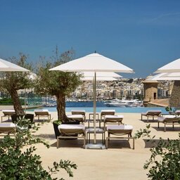 Malta-Valetta-The Phoenicia-uitizcht zwembad 2