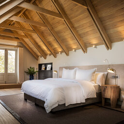 manor-house-loft-suite-bedroom