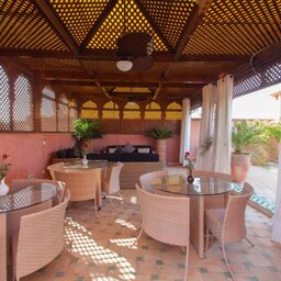 Marokko-Marrakesh-Le-Perroquet-Bleu-Pink-Room