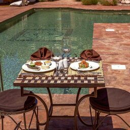 Marokko-Ouarzazate-Omgeving-Riad-Ksar-Ighnda-Pool diner