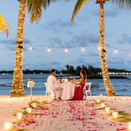 Mauritius-oosten-Shangri-la-le-touessrok-koppel-romantisch-diner-strand